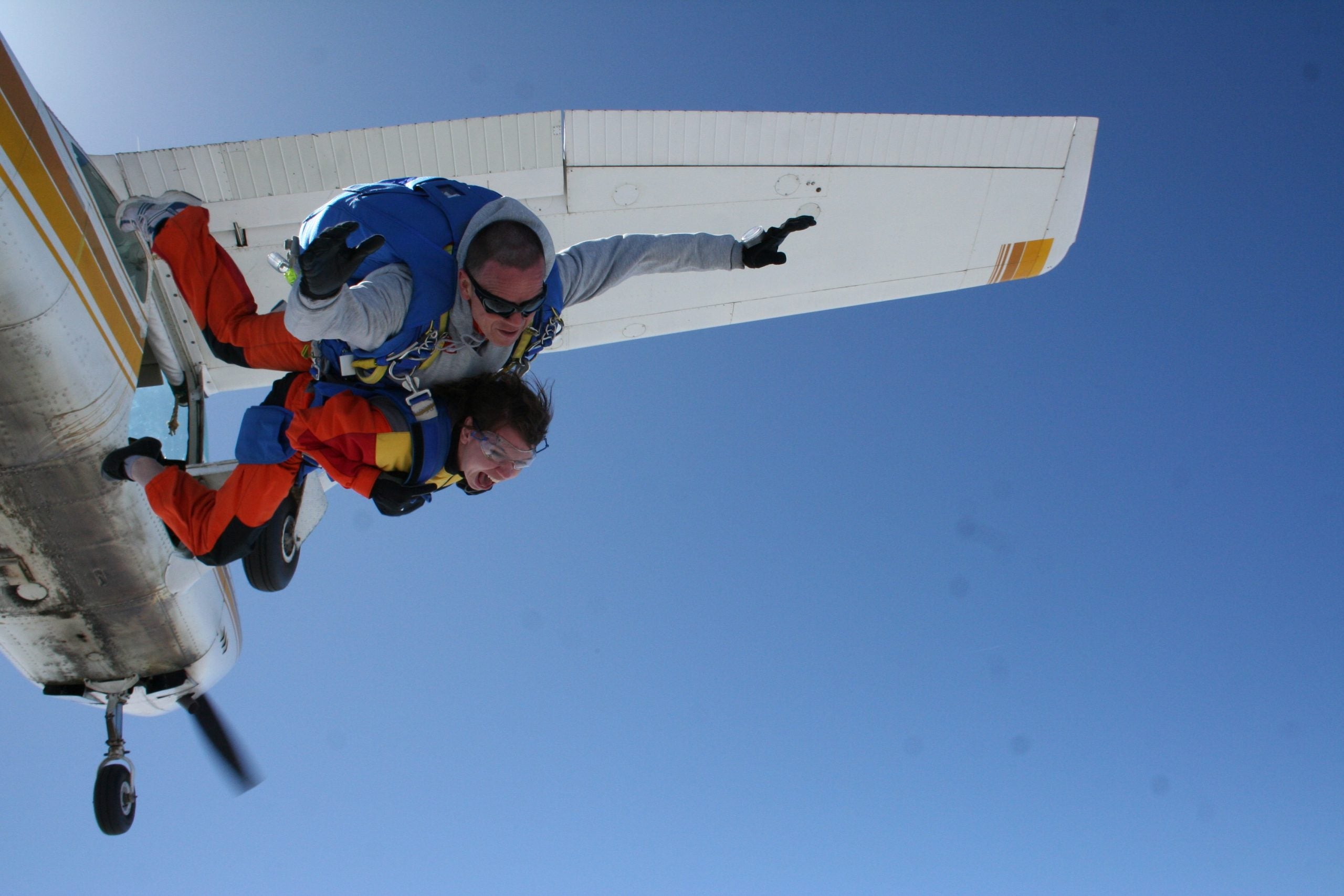 2 people jumping out of a Cessna 182