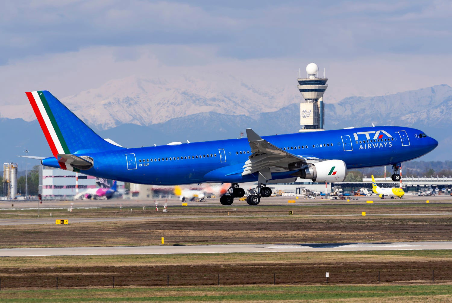 An ITA Airlines Airbus A300 similar to the incident airplane. -Airbus A330 Strikes Boeing 777, Departs Anyway